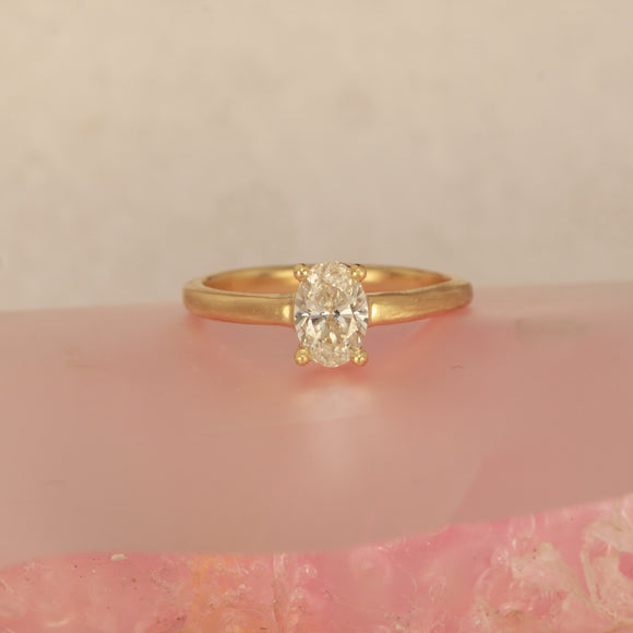 Oval diamond ring