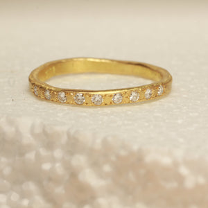 nine diamond ring - 18k - size 8
