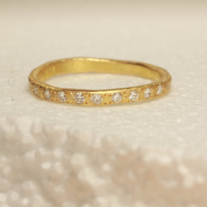 nine diamond ring - 18k - size 8