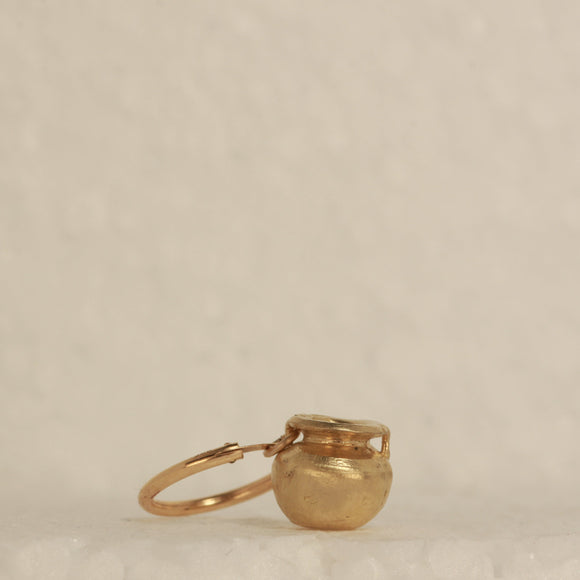 Gold chytra vase earring