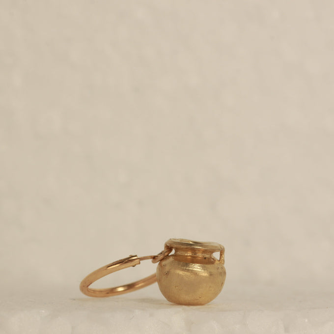 Gold chytra vase earring