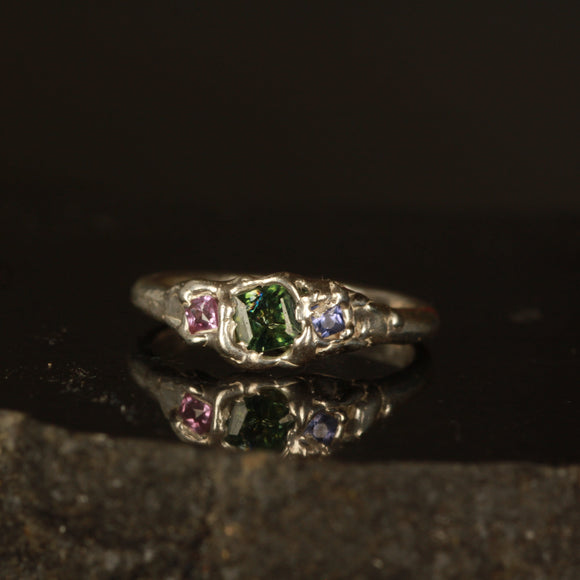 Melted teal sapphire ring Size: 4.5 / I