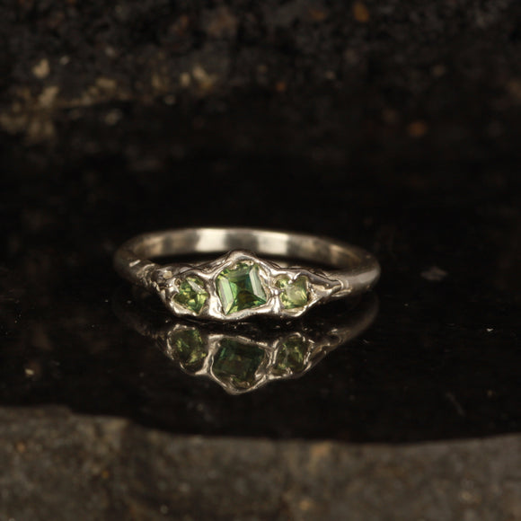 Green sapphire ring Size: 6.5 / N