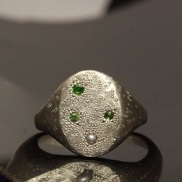 pearl foam ring with green garnets - Size 7