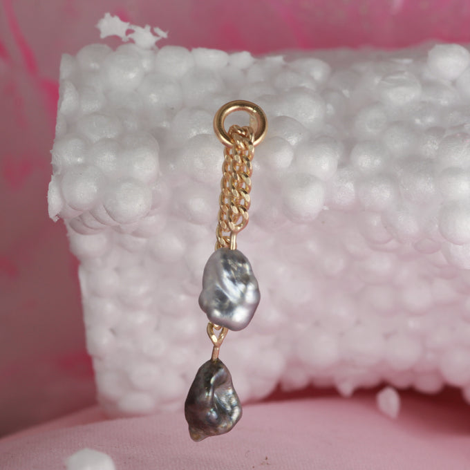 Sliding pearl earring - black tahitian pearls - one off