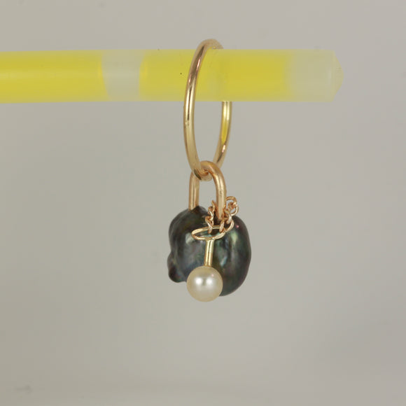 Pearl earring (with mini pearl keyring) black