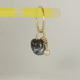 Pearl earring (with mini pearl keyring) black